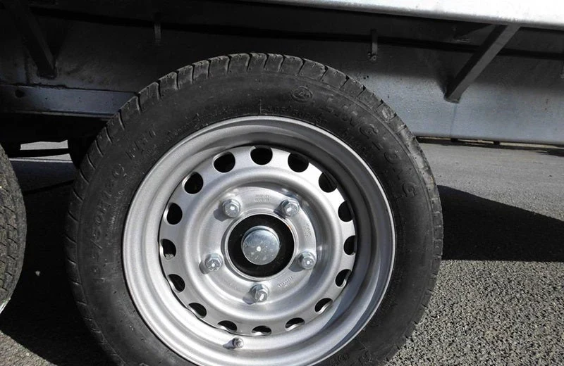Remolque de plataforma LIDER con ruedas debajo – PTAC: 3500 kg – 2 ejes con freno – 506 x 215 cm - Imagen 5