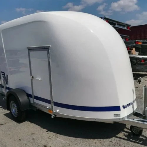 Furgoneta de poliéster Niewiadów con puerta lateral y rampa de carga
