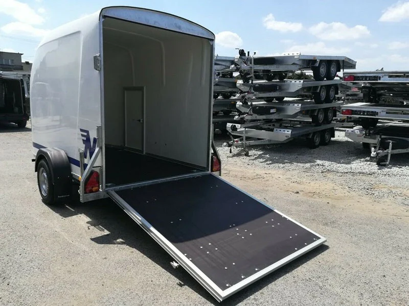 Furgoneta de poliéster Niewiadów con puerta lateral y rampa de carga - Imagen 4