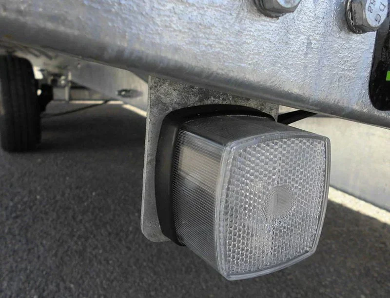 Remolque de plataforma LIDER con ruedas debajo – PTAC: 3500 kg – 2 ejes con freno – 506 x 215 cm - Imagen 10