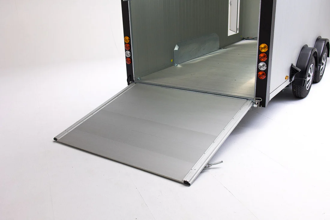 Remolque cerrado de aluminio y fibra 490x177x180cm estado nuevo - Imagen 4