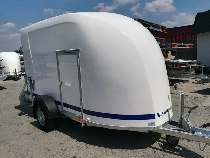 Furgoneta de poliéster Niewiadów con puerta lateral y rampa de carga - Imagen 2